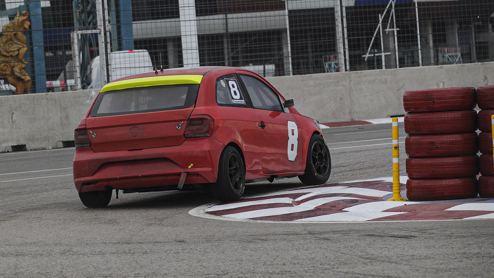 Facundo Bustos domina en la apertura