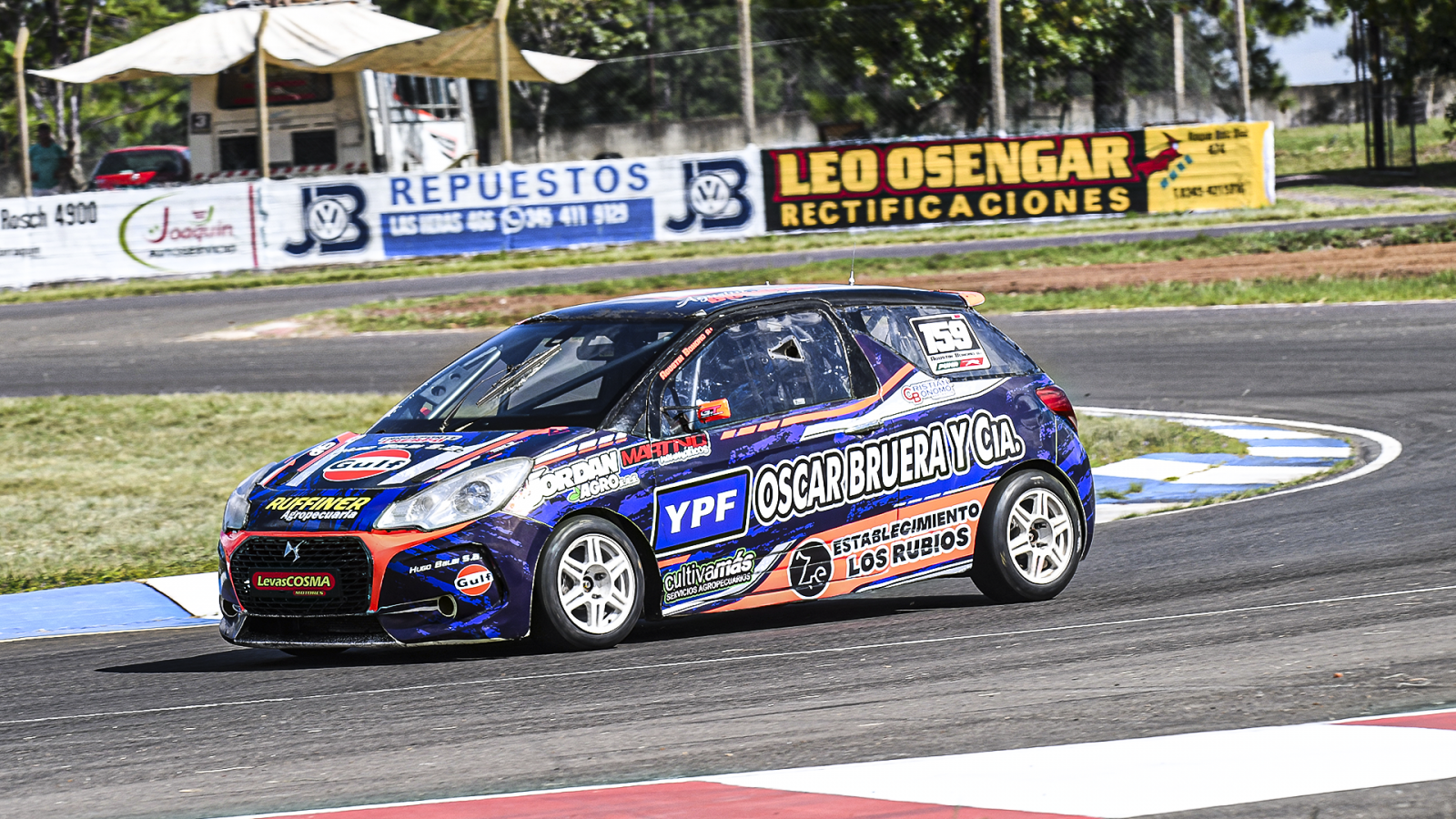 Pruebas en distintos circuitos, antes del comienzo oficial