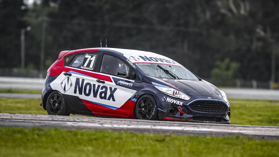 Un vehiculo, en proceso de reparación