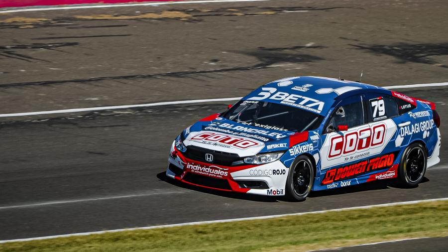 Facundo Chapur, y el público de copiloto