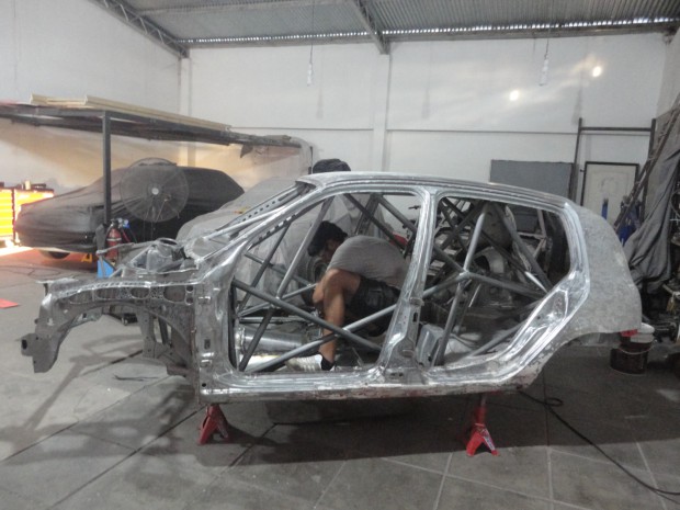 JF Racing trabaja en su Renault Clio