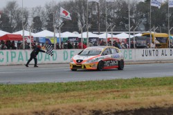 Con los santos le va bien