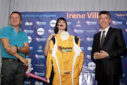 Irene Villa, acompañada de Adrián Hang y Hugo Paoletti junto al Buzo Papal