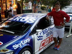 El Chino D´Angelo también pasó por Alberti 1242 y se sacó una foto con el auto de Leonel Larrauri